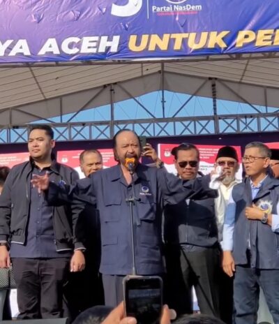 Ketua Umum Partai Nasdem Surya Paloh menyampaikan orasi politik dalam kampanye di lapangan Desa Batuphat Timur, Kecamatan Muara Satu, Lhokseumawe, Jum'at sore (2/2)