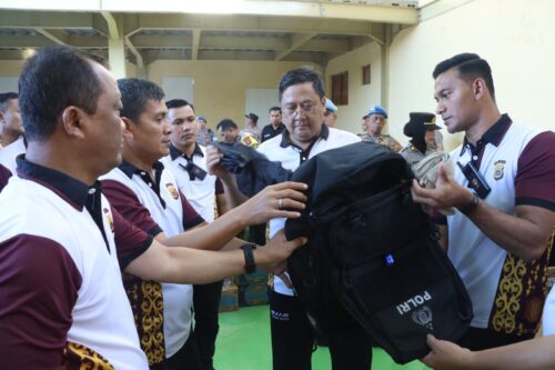 Kapolda Aceh Achmad Kartiko mengecek pembagian perlengkapan perorangan dan pendistribusian anggaran pengamanan untuk personel pengamanan TPS di Polda Aceh, Rabu (7/2)