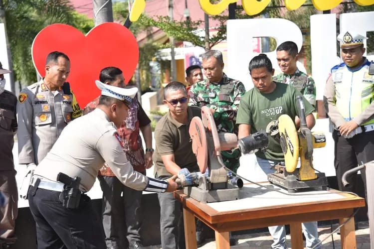 Polres Bireuen menghancurkan 50 knalpot brong atau knalpot bising yang tidak sesuai dengan spesifikasi teknis