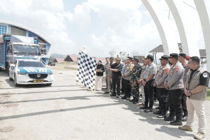 Asisten I Sekdakab Farhan AP memimpin pelepasan pendistribusian logistik Pemilu 2024, di halaman Jantho Sport City, Aceh Besar, Ahad (11/2/2024)