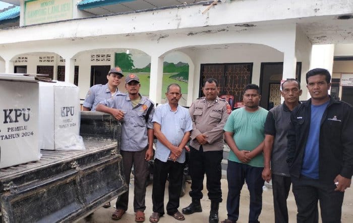 PPS Gampong Lamlheu Kecamatan Sukamakmur didampingi Linmas dan Polisi mengantar Kotak Suara ke Kecamatan, Kamis (15/02/2024)