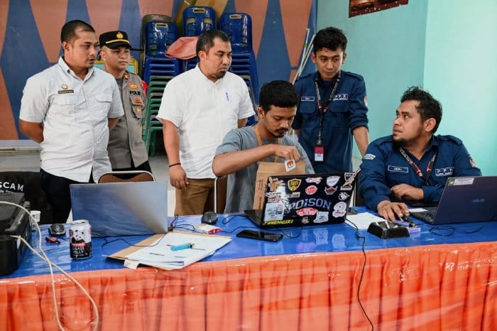 Pj Bupati Aceh Besar Muhammad Iswanto bersama Camat Darul Imarah M Basir memantau input data hasil Pemilu 2024, di aula Kantor Camat Darul Imarah, Kamis (16/2)