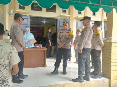 Kapolres Aceh Besar AKBP Dhani Catra Nugraha melakukan pengecekan personel pengamanan gudang logistik penyimpanan kotak suara di Kantor PPK Kecamatan Kuta Malaka, Jum'at, 16 Februari 2024
