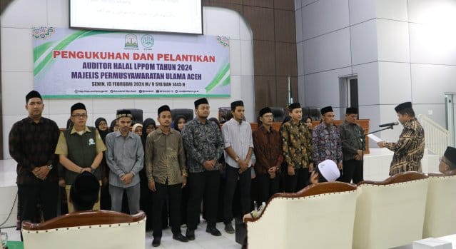 Ketua MPU Aceh Tgk H Faisal Ali mengukuhkan 39 Auditor Halal LPPOM MPU Aceh di Aula Tgk Abdullah Ujong Rimba MPU Aceh, Senin (19/2)