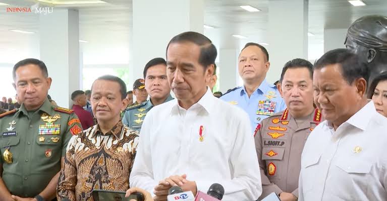 Presiden Jokowi menjawab beberapa hal usai meresmikan Rumah Sakit Pusat Pertahanan Negara (RS PPN) Panglima Besar Soedirman dan 20 Rumah Sakit TNI, di RSPPN, Jalan RC Veteran Raya, Bintaro, Jakarta Selatan, Senin (19/2)