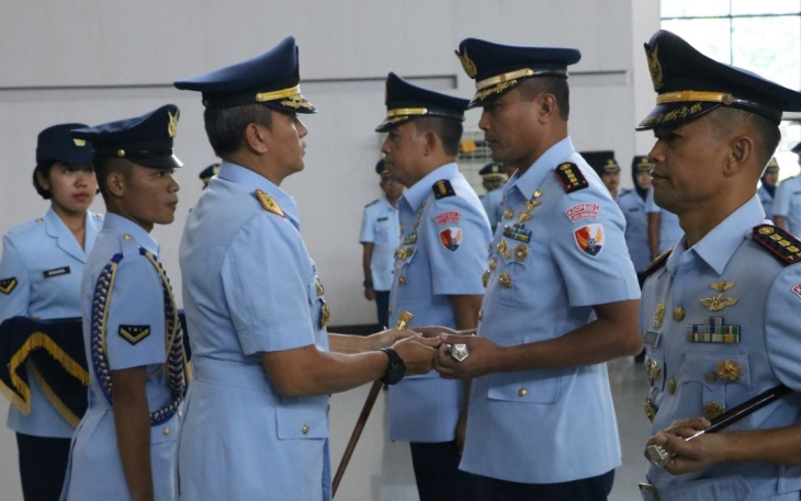 Pangkoops Udara I Marsda TNI Mohammad Nurdin memimpin serah terima jabatan Danlanud SIM, Aceh Besar, di GOR Serbaguna Antarikshe Makoops Udara I, Jakarta, Senin (19/2). (Foto: Dok. Pen Lanud SIM)