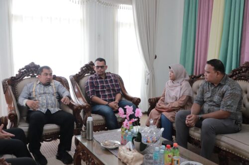 Pj Bupati Aceh Besar Muhammad Iswanto menerima audiensi Pimpinan Cabang BSI Kota Jantho, Reza Badreddin dan staf di Meuligoe Bupati Aceh Besar, Kamis (22/2). (Foto: Dok. Prokopim Setdakab Aceh Besar)