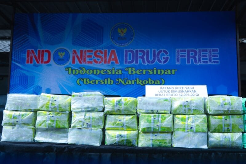 BNN memusnahkan barang bukti narkotika berupa 42.093 gram sabu yang ditangkap di Aceh Timur, 0,0485 gram ganja sintetis, dan 515,8 gram synthetic cannabinoid, pada Kamis (22/2/2024). (Foto: Dok. Humas BNN RI)