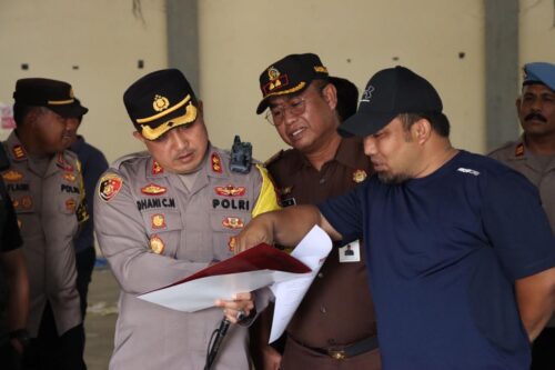 Pj Bupati Aceh Besar Muhammad Iswanto bersama Kapolres Aceh Besar AKBP Dhani Catra Nugraha, Kajari Aceh Besar Basril G SH MH, KIP Aceh Besar, Panwaslu Aceh Besar, saat pengecekan logistik Pemilu tahun 2024, di kompleks Gudang Logistik KIP Aceh Besar, Jantho Sport City (JSC)