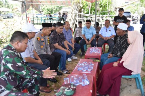 Kapolres Bireuen AKBP Jatmiko nersama unsur Forkopimda melayat ke rumah duka anggota KPPS yang meninggal dunia di Desa Calok Kecamatan Simpang Mamplam, Sabtu (25/2)