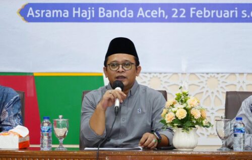 Stafsus Menag Wibowo Prasetyo memberikan arahan pada Bimtek Terintegrasi Petugas Haji di Embarkasi Aceh, Ahad (25/2)