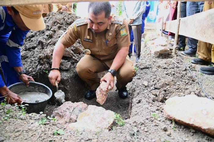 Pj Bupati Aceh Besar, Muhammad Iswanto melakukan peletakan batu pertama pembangunan rumah Dhuafa dan Yatim dari Islamic Relief Indonesia, di Gampong Seumeureung, Kecamatan Sukamakmur, Aceh, Senin (26/2)