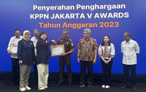 Kepala Bagian Keuangan Badan Diklat Kejaksaan RI Mukhlis SH MH menerima penghargaan peringkat pertama penggunaan inovasi pembayaran digital