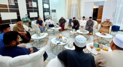 Perwakilan pimpinan dayah yang tergabung dalam Aliansi Dayah dan Ormas Peduli Kota Lhokseumawe melakukan pertemuan dengan Pj Wali Kota Lhokseumawe A Hanan dan Kapolres Lhokseumawe AKBP Henki Ismanto di Guest House Wali Kota, Sabtu malam (3/2)