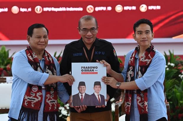 Ketua KPU RI Hasyim Asyari (tengah) diberi sanksi melanggar kode etik oleh DKPP, Senin (5/2) karena menerima pendaftaran dan meloloskan Gibran Rakabuming Raka sebagai calon wakil presiden