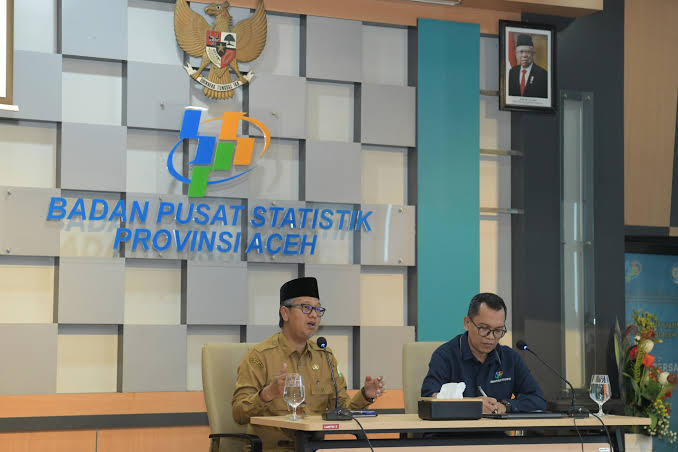 Asisten Administrasi Umum Sekda Aceh Dr H Iskandar AP SSos MSi didampingi Kepala BPS Aceh Ahmadriswan Nasution saat menghadiri Rilis Berita Statistik Pertumbuhan Ekonomi Aceh 2023, di Aula BPS Aceh, Banda Aceh, Senin (5/2)