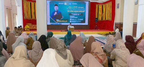 Pimpinan Dayah Babul Maghfirah Ustaz Tgk H Masrul Aidi Lc mengisi pengajian rutin yang dilaksanakan pengurus TP-PKK Aceh Besar di Meuligoe Bupati Aceh Besar, Selasa siang (6/2)