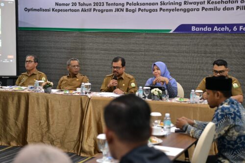 Asisten I Pemerintahan Sekda Aceh Azwardi Abdullah membuka Rakor Pelaksaan Skrining Riwayat Kesehatan dan Optimalisasi kepesertaan aktif program JKN bagi petugas penyelenggara Pemilu dan Pilkada tahun 2024 dengan Kabupaten/kota di Hotel Kyriad Muraya Banda Aceh, Selasa (6/2)