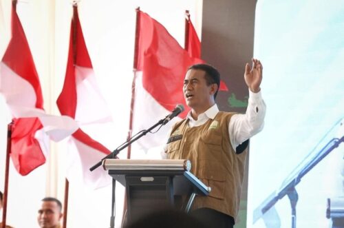 Menteri Pertanian Andi Amran Sulaiman saat memberikan sambutan pada kegiatan Pembinaan Penyuluh Pertanian dan Petani Provinsi Aceh, di Gampong Deunong, Aceh Besar, Selasa (6/2)