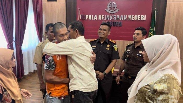 Kajari Bireuen Munawal Hadi SH MH menyaksikan upaya perdamaian atas kasus penganiayaan oleh tersangka ZA dengan korban A, keduanya abang dan adik ipar terkait utang piutang