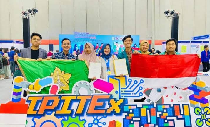Mahasiswa USK menorehkan prestasi membanggakan, dengan membawa pulang dua medali dari ajang Bangkok International Intellectual Property, Invention, Innovation and Technology Exposition (IPITEx) 2024 di Thailand