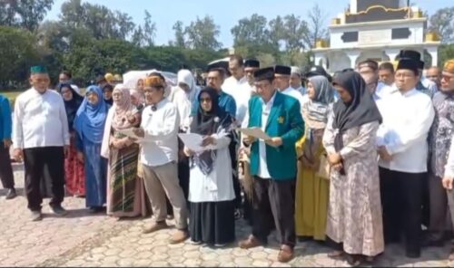Civitas akademika Universitas Syiah Kuala mengeluarkan pernyataan sikap dii Lapangan Tugu, Darussalam, Banda Aceh, Jum'at siang (9/2)