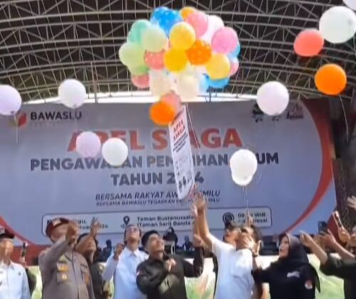 Pelepasan balon pada apel siaga pengawasan Pemilu 2024 yang berlangsung di Taman Bustanus Salatin atau Taman Sari Banda Aceh, Ahad (11/2)