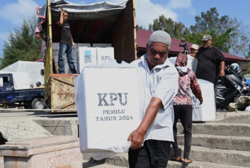 Petugas mendistribusikan logistik Pemilu 2024 ke Pulo Aceh yang diangkut menggunakan kapal kayu melalui dermaga Lhok Kuala Cangkoi Ulee Lheu, Kecamatan Meuraxa, Banda Aceh, Senin (12/2)