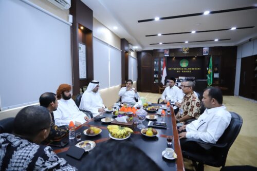 Rektor UIN Ar-Raniry Prof Mujiburrahman menyambut kunjungan delegasi dari Uni Emirat Arab yang merupakan bagian dari Tim Yayasan Syeikh Zayed, di Ruang Rektor kampus setempat, Senin (12/2)