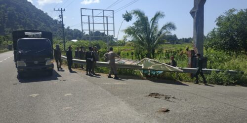 Tim Penertiban Aceh Besar usai membersihkan APK Pemilu 2024 di lintasan Jalan Nasional Banda Aceh-Calang, Selasa (13/2/2024). (FOTO: DOK. SATPOL PP-WH ACEH BESAR)