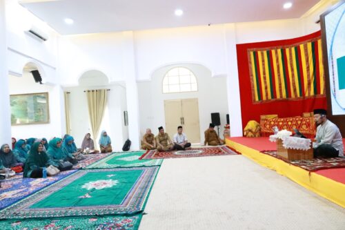 Tgk Masrul Aidi Lc mengisi pengajian rutin yang dilaksanakan pengurus TP-PKK Kabupaten Aceh Besar di Meuligoe Bupati Aceh Besar, Selasa siang (13/2/2024)
