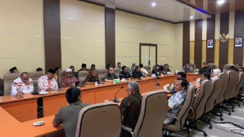 Pj Bupati Aceh Besar Muhammad Iswanto memimpin rapat yang dihadiri Sekda Aceh Besar Sulaimi, para Asisten Sekdakab, dan Kepala OPD di ruang rapat lantai III Kantor Bupati Aceh Besar, Kamis pagi (15/2)