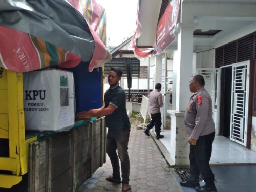 Usai pemilihan umum, sejumlah berkas ataupun surat suara di Banda Aceh mulai dikirim ke kecamatan, Kamis (15/2) yang dikawal ketat pihak kepolisian