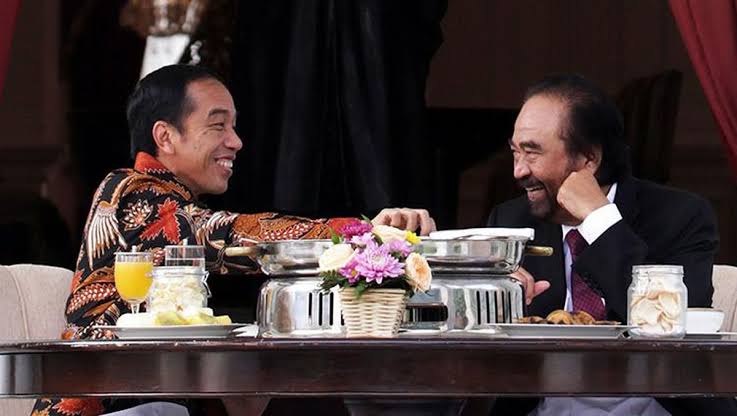 Presiden Jokowi menerima Ketua Umum Partai NasDem Surya Paloh di Istana Merdeka, Ahad malam (18/2)