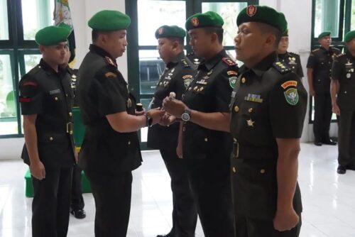 Danrem 012/Teuku Umar Kolonel Inf Deni Gunawan memimpin Serah Terima Jabatan Dandim 0110/Abdya dari Letkol Inf Roqich Hariadi kepada Letkol Inf Beni Maradona, di aula Yudha Makodim Abdya, Selasa (20/2)