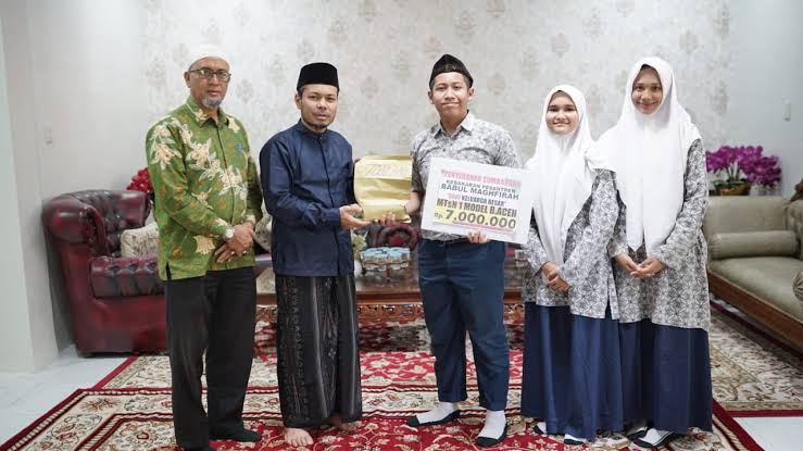 MTsN 1 Model Banda Aceh menyerahkan donasi untuk kebakaran Dayah Babul Maghfirah Cot Keu'eung, Kecamatan Kuta Baro, Aceh Besar, Rabu (21/2)