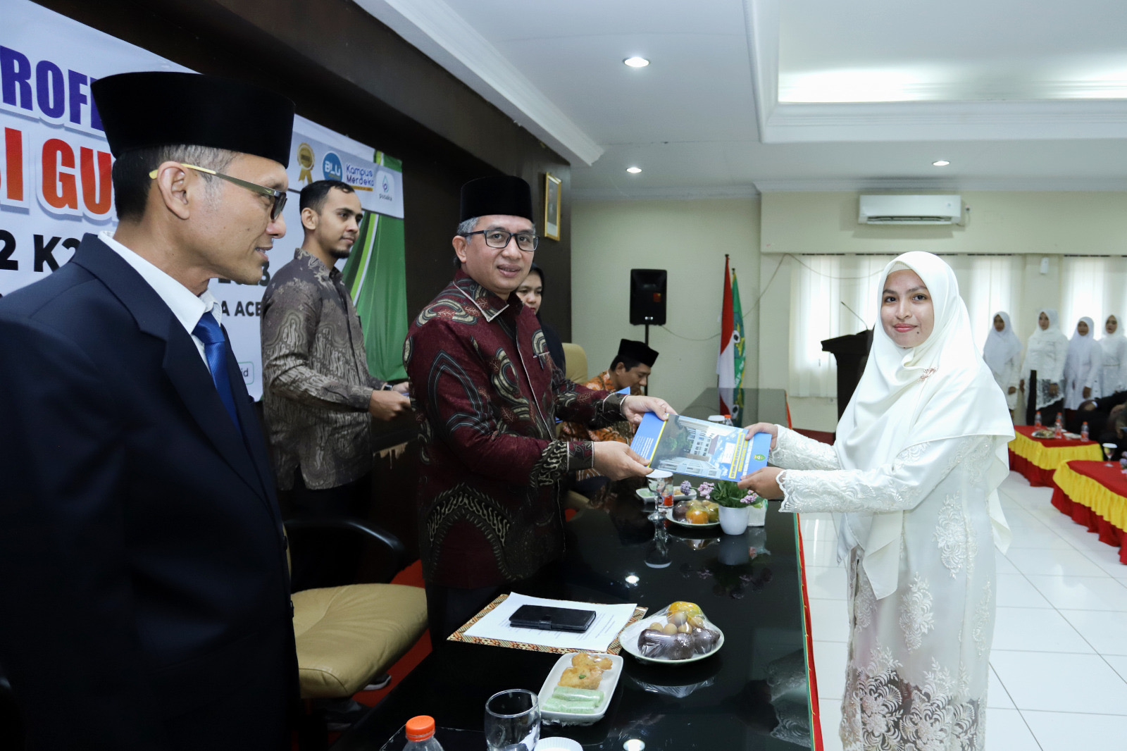 FTK UIN Ar-Raniry Banda Aceh kembali menggelar pengukuhan guru Profesional Pendidikan Profesi Guru (PPG) dalam Jabatan Batch 2 K2 Tahun 2023, Jum'at (8/3/2024)