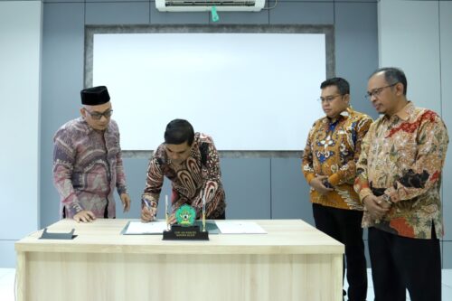 Penandatanganan Pakta Integritas terkait Optimalisasi PNBP di UIN Ar-Raniry oleh sejumlah pimpinan di lingkungan kampus tersebut, Kamis (29/2)