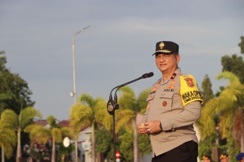 Wakapolda Aceh Brigjen Pol Armia Fahmi saat memberikan arahan kepada personel Polda Aceh yang mengikuti apel pagi di lapangan Mapolda Aceh, Senin (4/3)