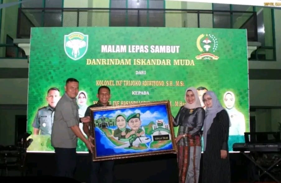 Rindam IM menggelar lepas sambut Danrindam dari Kolonel Inf Trijoko Adiwiyono kepada Kolonel Inf Hasandi Lubis di Mako Rindam IM, Mata Ie, Selasa malam (5/3)