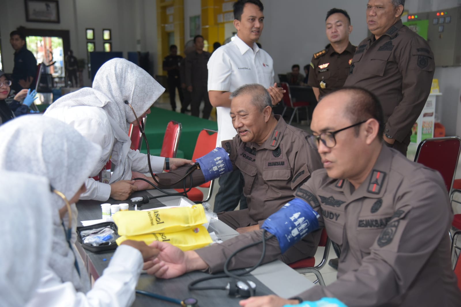 Kajati Aceh Joko Purwanto, Wakajati Rudi Irmawan, staf dan pegawai Kejati Aceh melakukan kegiatan donor darah serta aktivasi Identitas Kependudukan Digital (IKD), Kamis (7/3), di Kantor Kejati Aceh