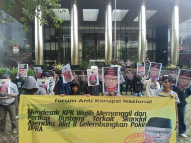 Puluhan pemuda yang tergabung dalam Forum Anti Korupsi Nasional melakukan demonstrasi di depan Gedung Kemendagri dan Gedung KPK, Jakarta, Kamis siang (7/3/2024)
