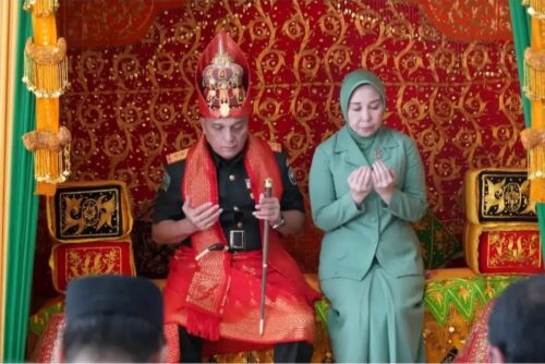 Pangdam Iskandar Muda Mayjen TNI Niko Fahrizal dipeusijuek saat tiba di Bandara SIM, Blang Bintang, Aceh Besar, Ahad (10/3)