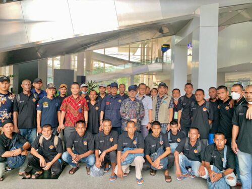 Kadis Sosial Aceh Muslem Yacob menjemput 28 nelayan asal Aceh Timur yang dipulangkan dari Songkla, Thailand melalui Bandara Kuala Namu, Sumatera Utara, Jum'at sore (15/3)