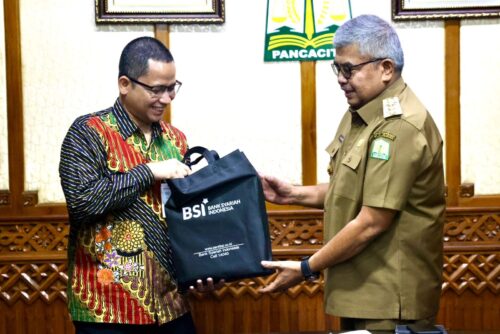 Pj Gubernur Aceh Bustami Hamzah menerima audiensi Regional CEO BSI Aceh Wisnu Sunandar, di Ruang Rapat Gubernur, Kantor Gubernur Aceh, Selasa (19/3)