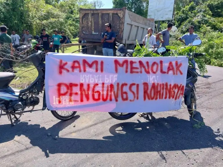 Sejumlah warga dari beberapa gampong di Kecamatan Kaway XVI Kabupaten Aceh Barat, menolak dan memprotes penempatan imigran Rohingya di Gampong Beuregang Kamis sore (21/3/2024)