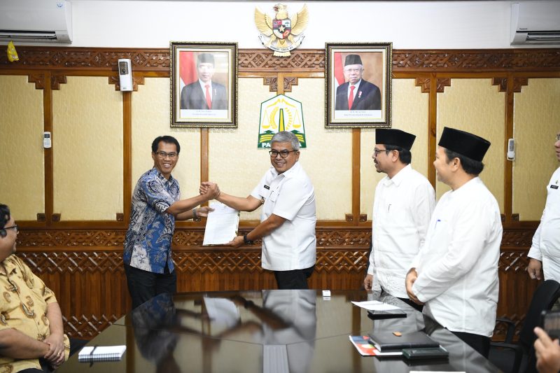 Pj Gubernur Aceh Bustami Hamzah menerima audiensi ketua tim perencanaan pemantauan dan evaluasi pelaksanaan tanah Wilayah II, subdit pengadaan tanah jalan bebas hambatan Kementerian PUPR bersama PT. Hutama karya di ruang rapat Gubernur Aceh, Jum’at (22/3/2024)