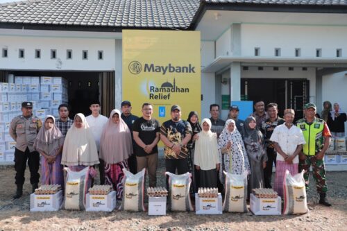 Pj Bupati Aceh Besar Muhammad Iswanto menyerahkan paket Ramadhan kepada warga Gampong Bak Sukon di Meunasah Gampong Bak Sukon, Kecamatan Kuta Cot Glie, Aceh Besar, Sabtu (23/3/2024)