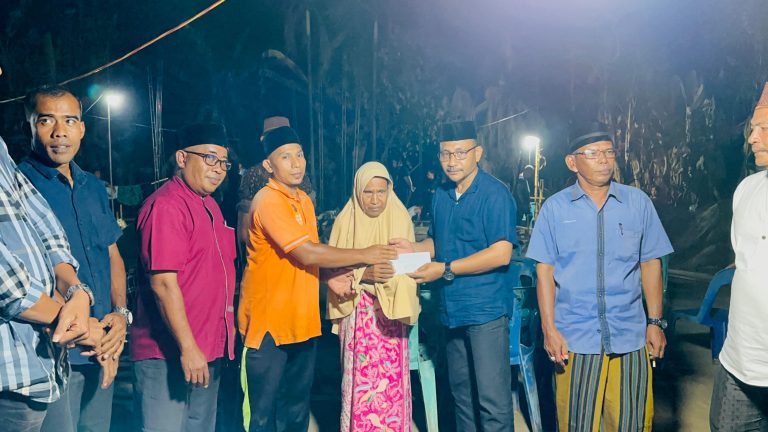 Anggota DPD RI asal Aceh H Sudirman Haji Uma mengunjungi dan membantu rumah warga terbakar di Desa Binjee, Kecamatan Nisam, Aceh Utara yang sedang dibangun kembali oleh masyarakat