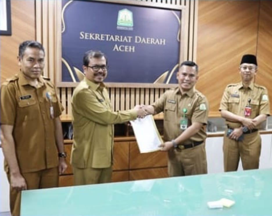 Plh Sekda Aceh Azwardi Abdullah menyerahkan SK Plh Karo Adpim Setda Aceh kepada M Gade, di Ruang Rapat Sekda Aceh, Senin pagi (25/3/2024)